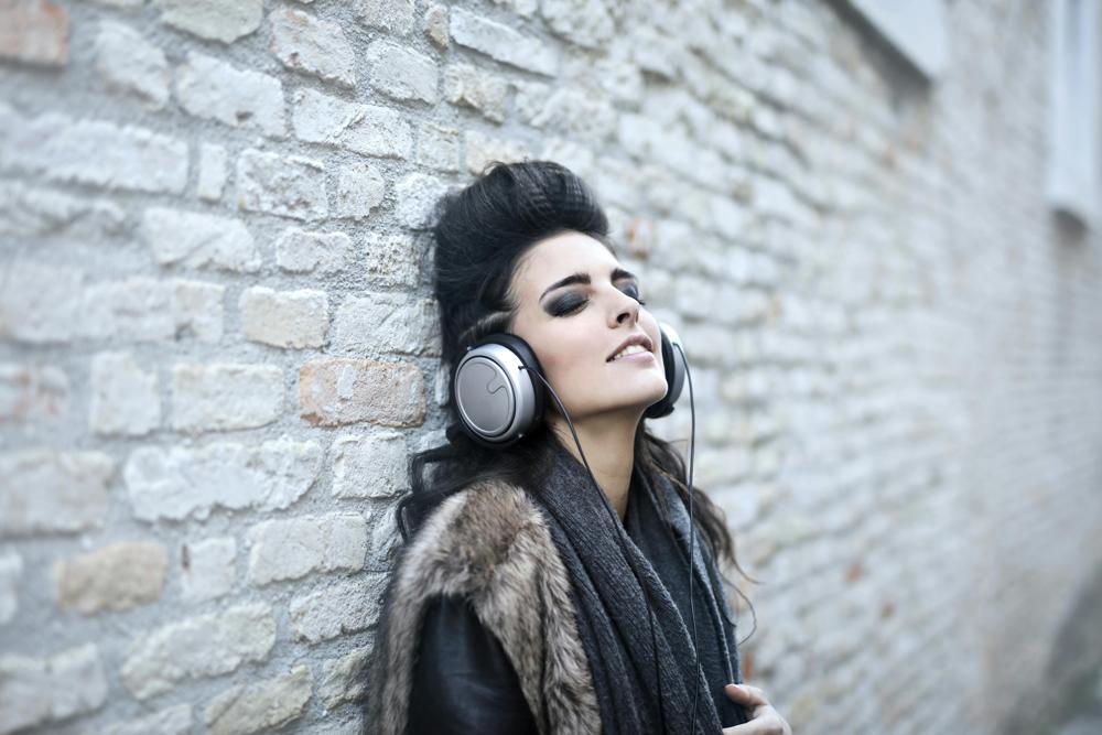 listening music-837249f978854de6ac73d757a306d484.jpg listening music